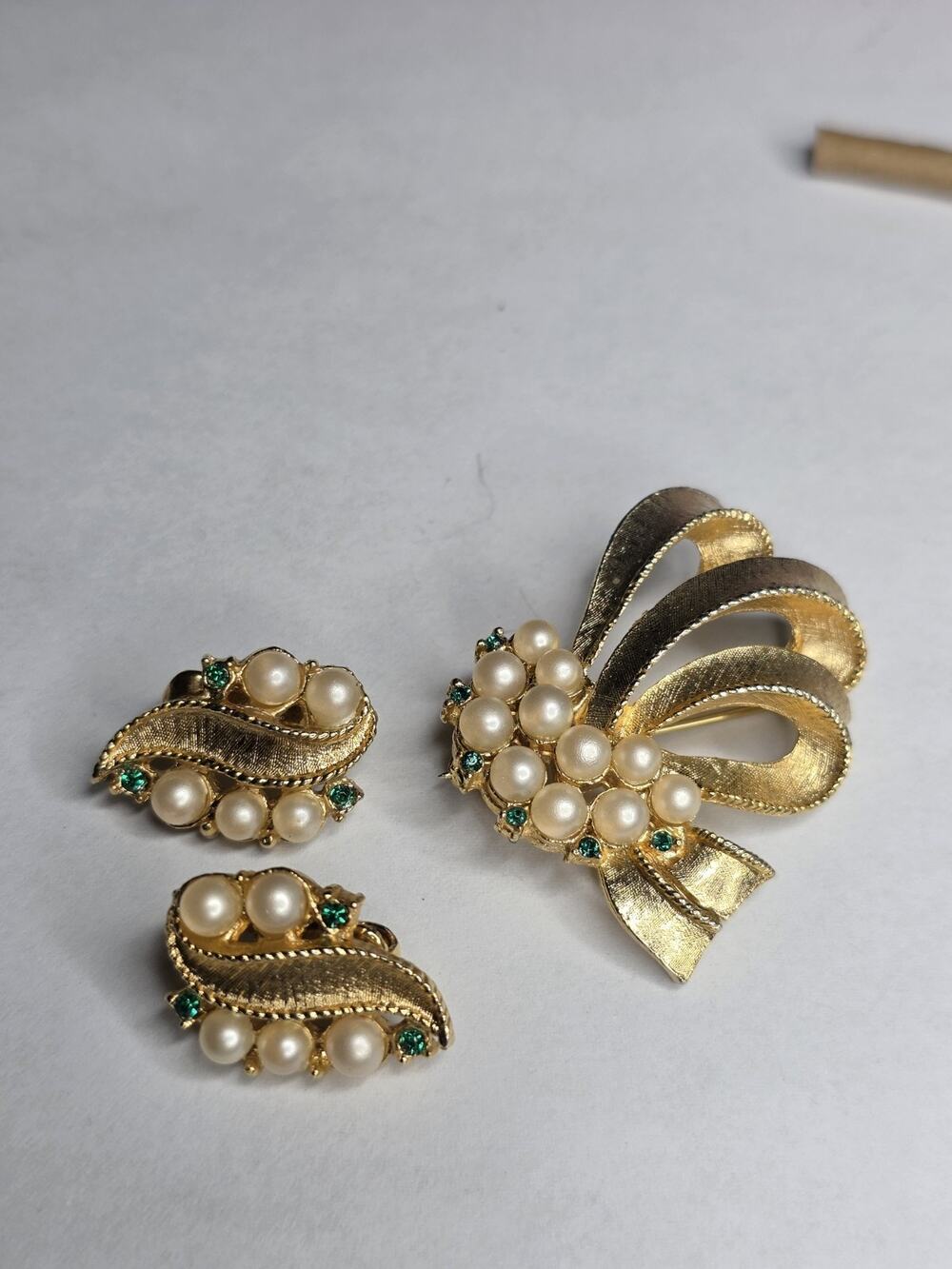 Vintage 1960’s Unmarked Faux Pearl Gold Tone Ribbon Bow Brooch & Earrings
